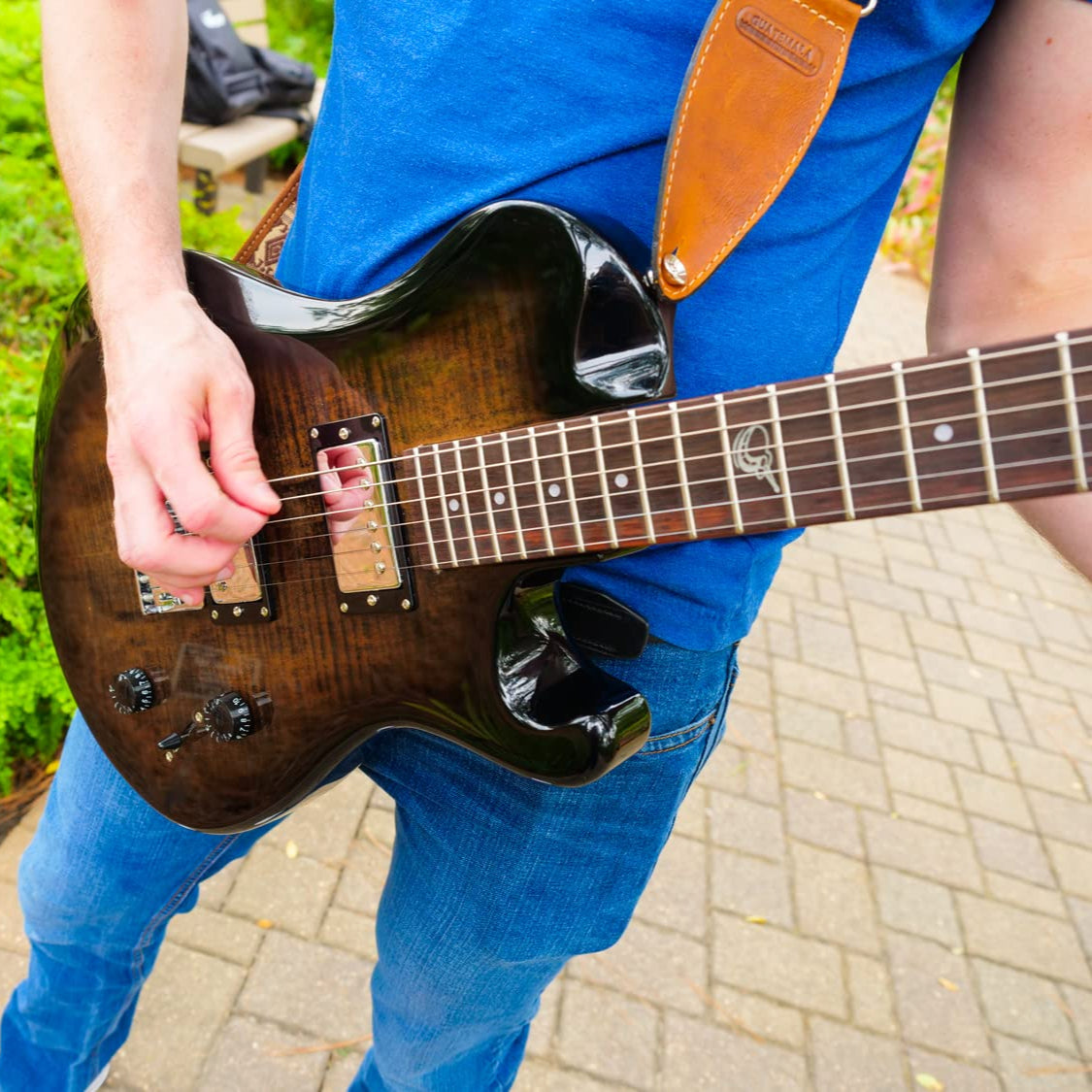 Overhead Electric Black Travel Guitar – OE990BK